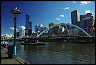 Вид на сити и пешеходный мост Южные Ворота с Южного берега, City and Southgate Bridge from the Southbank, Мельбурн, Melbourne, штат Виктория, Victoria, Австралия, Australia