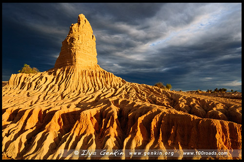 Формации великой Китайской стены, Part of The Walls of China, Национальный Парк Манго, Mungo Natonal Park, Новый Южный Уэльс, New South Wales, NSW, Австралия, Australia Формации великой Китайской стены, Part of The Walls of China, Национальный Парк Манго, Mungo Natonal Park, Новый Южный Уэльс, New South Wales, NSW, Австралия, Australia