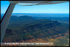 Полет над Вилпена Поунд, Fly over Wilpena Pound, Северная цепь гор Флиндерс, Northern Flinders Ranges, Аутбек, Аутбэк, Outback, Южная Australia, South Australia, Австралия, Australia