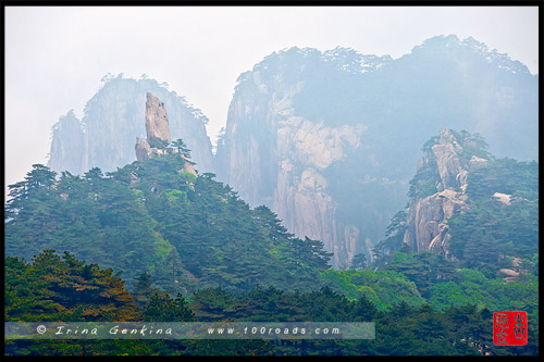 Вид на водохранилище и беседку по дороге к месту с названием - Flying-over Rock, Хуаншань, Huangshan, 黄山, Китай, China, 中國, 中国