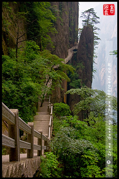 Тропинка вдоль скалы, Западный Каньон, Xihai Grand Canyon, 西海大峡谷, Хуаншань, Huangshan, 黄山, Китай, China, 中國, 中国