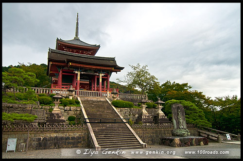 Западные ворота, Саймон, Sei-Mon, 西門, Киёмидзудэра, Kiyomizu-dera, 清水寺, Хигасияма, Higashiyama ,東山区, Киото, Kyoto, 京都市, Кансай, Kansai, 関西地方, Хонсю, Honshu Island, 本州, Япония, Japan, 日本