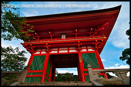 Ворота храма, Ворота Нио, Ниомон, Nio-Mon, 仁王門, Киёмидзудэра, Kiyomizu-dera, 清水寺, Хигасияма, Higashiyama ,東山区, Киото, Kyoto, 京都市, Кансай, Kansai, 関西地方, Хонсю, Honshu Island, 本州, Япония, Japan, 日本