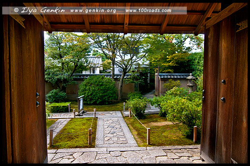 Ворота в один из храмов, Дайтоку-дзи, Daitoku-ji, 大徳寺, Киото, Kyoto, 京都市, регион Кансай, Kansai, Хонсю, Honshu Island, 本州, Япония, Japan, 日本