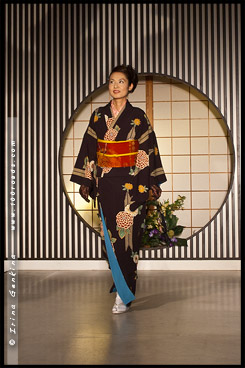 Кимоно Шоу, Kimono Show, кимоно, 着物, kimono,  Текстильный Центр Нисидзин, Nishijin Textile Center, Nishijin-Ori Kaikan, 西陣織会館, Камигё-ку, Kamigyo-ку, 上京区, Киото, Kyoto, 京都市, регион Кансай, Kansai, Хонсю, Honshu Island, 本州, Япония, Japan, 日本