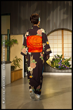 Кимоно Шоу, Kimono Show, кимоно, 着物, kimono,  Текстильный Центр Нисидзин, Nishijin Textile Center, Nishijin-Ori Kaikan, 西陣織会館, Камигё-ку, Kamigyo-ку, 上京区, Киото, Kyoto, 京都市, регион Кансай, Kansai, Хонсю, Honshu Island, 本州, Япония, Japan, 日本