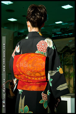 Кимоно Шоу, Kimono Show, кимоно, 着物, kimono,  Текстильный Центр Нисидзин, Nishijin Textile Center, Nishijin-Ori Kaikan, 西陣織会館, Камигё-ку, Kamigyo-ку, 上京区, Киото, Kyoto, 京都市, регион Кансай, Kansai, Хонсю, Honshu Island, 本州, Япония, Japan, 日本