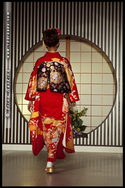 Кимоно Шоу, Kimono Show, кимоно, 着物, kimono,  Текстильный Центр Нисидзин, Nishijin Textile Center, Nishijin-Ori Kaikan, 西陣織会館, Камигё-ку, Kamigyo-ку, 上京区, Киото, Kyoto, 京都市, регион Кансай, Kansai, Хонсю, Honshu Island, 本州, Япония, Japan, 日本