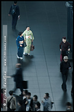 Японки в кимоно, кимоно, 着物, kimono, Женщины в кимоно, Вокзал Киото, Kyoto station, Киото, Kyoto, 京都市, Хонсю, Honshu Island, 本州, Япония, Japan, 日本