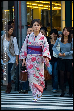 Японка в кимоно, кимоно, 着物, kimono, Храм Ясака, Yasaka Shrine, Ясака Дзиндзя, Yasaka-jinja, 八坂神社, Gion Shrine, Gion-jinja, 祇園神社, Хигасияма, Higashiyama, 東山区, Киото, Kyoto, 京都市, регион Кансай, Kansai, Хонсю, Honshu Island, 本州, Япония, Japan, 日本