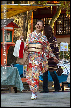 Японка в кимоно, кимоно, 着物, kimono, Храм Ясака, Yasaka Shrine, Ясака Дзиндзя, Yasaka-jinja, 八坂神社, Gion Shrine, Gion-jinja, 祇園神社, Хигасияма, Higashiyama, 東山区, Киото, Kyoto, 京都市, регион Кансай, Kansai, Хонсю, Honshu Island, 本州, Япония, Japan, 日本