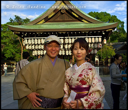 Японцы в кимоно, кимоно, 着物, kimono, Храм Ясака, Yasaka Shrine, Ясака Дзиндзя, Yasaka-jinja, 八坂神社, Gion Shrine, Gion-jinja, 祇園神社, Хигасияма, Higashiyama, 東山区, Киото, Kyoto, 京都市, регион Кансай, Kansai, Хонсю, Honshu Island, 本州, Япония, Japan, 日本