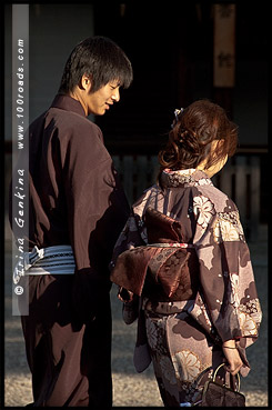 Японцы в кимоно, кимоно, 着物, kimono, Храм Ясака, Yasaka Shrine, Ясака Дзиндзя, Yasaka-jinja, 八坂神社, Gion Shrine, Gion-jinja, 祇園神社, Хигасияма, Higashiyama, 東山区, Киото, Kyoto, 京都市, регион Кансай, Kansai, Хонсю, Honshu Island, 本州, Япония, Japan, 日本