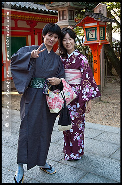 Японцы в кимоно, кимоно, 着物, kimono, Храм Ясака, Yasaka Shrine, Ясака Дзиндзя, Yasaka-jinja, 八坂神社, Gion Shrine, Gion-jinja, 祇園神社, Хигасияма, Higashiyama, 東山区, Киото, Kyoto, 京都市, регион Кансай, Kansai, Хонсю, Honshu Island, 本州, Япония, Japan, 日本