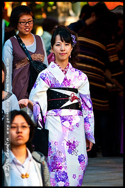 Японка в кимоно, кимоно, 着物, kimono, Храм Ясака, Yasaka Shrine, Ясака Дзиндзя, Yasaka-jinja, 八坂神社, Gion Shrine, Gion-jinja, 祇園神社, Хигасияма, Higashiyama, 東山区, Киото, Kyoto, 京都市, регион Кансай, Kansai, Хонсю, Honshu Island, 本州, Япония, Japan, 日本