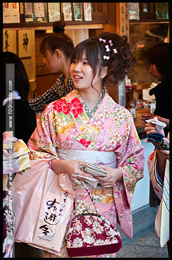 Японка в кимоно, кимоно, 着物, kimono, Храм Ясака, Yasaka Shrine, Ясака Дзиндзя, Yasaka-jinja, 八坂神社, Gion Shrine, Gion-jinja, 祇園神社, Хигасияма, Higashiyama, 東山区, Киото, Kyoto, 京都市, регион Кансай, Kansai, Хонсю, Honshu Island, 本州, Япония, Japan, 日本