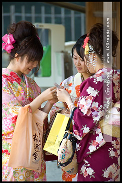 Японки в кимоно, кимоно, 着物, kimono, Храм Ясака, Yasaka Shrine, Ясака Дзиндзя, Yasaka-jinja, 八坂神社, Gion Shrine, Gion-jinja, 祇園神社, Хигасияма, Higashiyama, 東山区, Киото, Kyoto, 京都市, регион Кансай, Kansai, Хонсю, Honshu Island, 本州, Япония, Japan, 日本