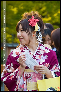 Японка в кимоно, кимоно, 着物, kimono, Храм Ясака, Yasaka Shrine, Ясака Дзиндзя, Yasaka-jinja, 八坂神社, Gion Shrine, Gion-jinja, 祇園神社, Хигасияма, Higashiyama, 東山区, Киото, Kyoto, 京都市, регион Кансай, Kansai, Хонсю, Honshu Island, 本州, Япония, Japan, 日本