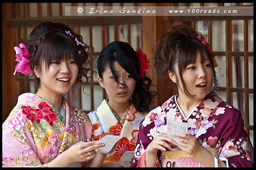 Японки в кимоно, кимоно, 着物, kimono, Храм Ясака, Yasaka Shrine, Ясака Дзиндзя, Yasaka-jinja, 八坂神社, Gion Shrine, Gion-jinja, 祇園神社, Хигасияма, Higashiyama, 東山区, Киото, Kyoto, 京都市, регион Кансай, Kansai, Хонсю, Honshu Island, 本州, Япония, Japan, 日本