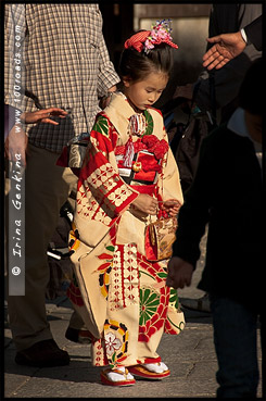 Японка в кимоно, кимоно, 着物, kimono, Храм Ясака, Yasaka Shrine, Ясака Дзиндзя, Yasaka-jinja, 八坂神社, Gion Shrine, Gion-jinja, 祇園神社, Хигасияма, Higashiyama, 東山区, Киото, Kyoto, 京都市, регион Кансай, Kansai, Хонсю, Honshu Island, 本州, Япония, Japan, 日本