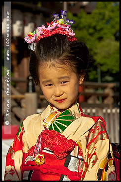 Японка в кимоно, кимоно, 着物, kimono, Храм Ясака, Yasaka Shrine, Ясака Дзиндзя, Yasaka-jinja, 八坂神社, Gion Shrine, Gion-jinja, 祇園神社, Хигасияма, Higashiyama, 東山区, Киото, Kyoto, 京都市, регион Кансай, Kansai, Хонсю, Honshu Island, 本州, Япония, Japan, 日本