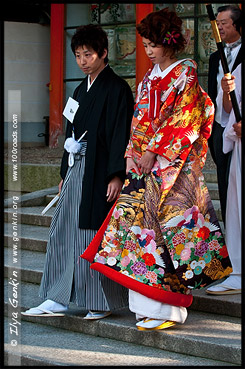 Японка в кимоно, кимоно, 着物, kimono, Храм Ясака, Yasaka Shrine, Ясака Дзиндзя, Yasaka-jinja, 八坂神社, Gion Shrine, Gion-jinja, 祇園神社, Хигасияма, Higashiyama, 東山区, Киото, Kyoto, 京都市, регион Кансай, Kansai, Хонсю, Honshu Island, 本州, Япония, Japan, 日本