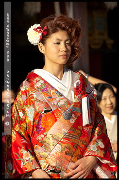 Японка в кимоно, кимоно, 着物, kimono, Храм Ясака, Yasaka Shrine, Ясака Дзиндзя, Yasaka-jinja, 八坂神社, Gion Shrine, Gion-jinja, 祇園神社, Хигасияма, Higashiyama, 東山区, Киото, Kyoto, 京都市, регион Кансай, Kansai, Хонсю, Honshu Island, 本州, Япония, Japan, 日本