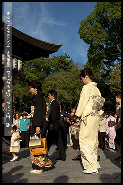 Японки в кимоно, кимоно, 着物, kimono, Храм Ясака, Yasaka Shrine, Ясака Дзиндзя, Yasaka-jinja, 八坂神社, Gion Shrine, Gion-jinja, 祇園神社, Хигасияма, Higashiyama, 東山区, Киото, Kyoto, 京都市, регион Кансай, Kansai, Хонсю, Honshu Island, 本州, Япония, Japan, 日本