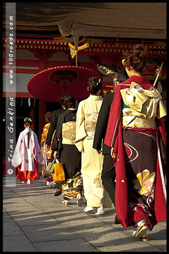 Японки в кимоно, кимоно, 着物, kimono, Храм Ясака, Yasaka Shrine, Ясака Дзиндзя, Yasaka-jinja, 八坂神社, Gion Shrine, Gion-jinja, 祇園神社, Хигасияма, Higashiyama, 東山区, Киото, Kyoto, 京都市, регион Кансай, Kansai, Хонсю, Honshu Island, 本州, Япония, Japan, 日本