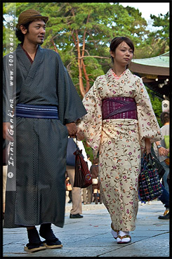 Японцы в кимоно, кимоно, 着物, kimono, Храм Ясака, Yasaka Shrine, Ясака Дзиндзя, Yasaka-jinja, 八坂神社, Gion Shrine, Gion-jinja, 祇園神社, Хигасияма, Higashiyama, 東山区, Киото, Kyoto, 京都市, регион Кансай, Kansai, Хонсю, Honshu Island, 本州, Япония, Japan, 日本