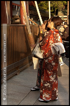 Японки в кимоно, кимоно, 着物, kimono, Храм Ясака, Yasaka Shrine, Ясака Дзиндзя, Yasaka-jinja, 八坂神社, Gion Shrine, Gion-jinja, 祇園神社, Хигасияма, Higashiyama, 東山区, Киото, Kyoto, 京都市, регион Кансай, Kansai, Хонсю, Honshu Island, 本州, Япония, Japan, 日本