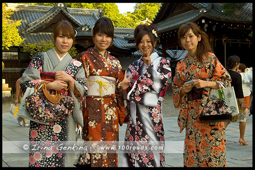 Японки в кимоно, кимоно, 着物, kimono, Храм Ясака, Yasaka Shrine, Ясака Дзиндзя, Yasaka-jinja, 八坂神社, Gion Shrine, Gion-jinja, 祇園神社, Хигасияма, Higashiyama, 東山区, Киото, Kyoto, 京都市, регион Кансай, Kansai, Хонсю, Honshu Island, 本州, Япония, Japan, 日本