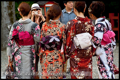 Японки в кимоно, кимоно, 着物, kimono, Храм Ясака, Yasaka Shrine, Ясака Дзиндзя, Yasaka-jinja, 八坂神社, Gion Shrine, Gion-jinja, 祇園神社, Хигасияма, Higashiyama, 東山区, Киото, Kyoto, 京都市, регион Кансай, Kansai, Хонсю, Honshu Island, 本州, Япония, Japan, 日本