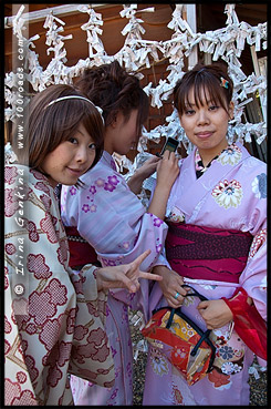 Японки в кимоно, кимоно, 着物, kimono, Храм Ясака, Yasaka Shrine, Ясака Дзиндзя, Yasaka-jinja, 八坂神社, Gion Shrine, Gion-jinja, 祇園神社, Хигасияма, Higashiyama, 東山区, Киото, Kyoto, 京都市, регион Кансай, Kansai, Хонсю, Honshu Island, 本州, Япония, Japan, 日本