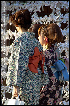 Японки в кимоно, кимоно, 着物, kimono, Храм Ясака, Yasaka Shrine, Ясака Дзиндзя, Yasaka-jinja, 八坂神社, Gion Shrine, Gion-jinja, 祇園神社, Хигасияма, Higashiyama, 東山区, Киото, Kyoto, 京都市, регион Кансай, Kansai, Хонсю, Honshu Island, 本州, Япония, Japan, 日本