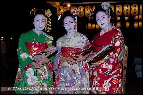 Японки в кимоно, кимоно, 着物, kimono, Храм Ясака, Yasaka Shrine, Ясака Дзиндзя, Yasaka-jinja, 八坂神社, Gion Shrine, Gion-jinja, 祇園神社, Хигасияма, Higashiyama, 東山区, Киото, Kyoto, 京都市, регион Кансай, Kansai, Хонсю, Honshu Island, 本州, Япония, Japan, 日本