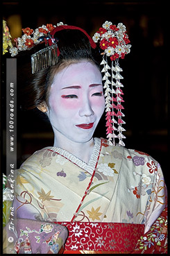 Японка в кимоно, кимоно, 着物, kimono, Храм Ясака, Yasaka Shrine, Ясака Дзиндзя, Yasaka-jinja, 八坂神社, Gion Shrine, Gion-jinja, 祇園神社, Хигасияма, Higashiyama, 東山区, Киото, Kyoto, 京都市, регион Кансай, Kansai, Хонсю, Honshu Island, 本州, Япония, Japan, 日本