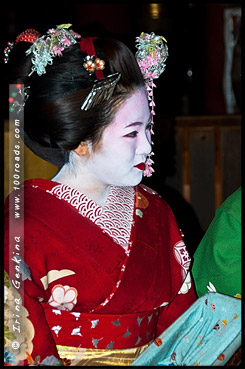 Японка в кимоно, кимоно, 着物, kimono, Храм Ясака, Yasaka Shrine, Ясака Дзиндзя, Yasaka-jinja, 八坂神社, Gion Shrine, Gion-jinja, 祇園神社, Хигасияма, Higashiyama, 東山区, Киото, Kyoto, 京都市, регион Кансай, Kansai, Хонсю, Honshu Island, 本州, Япония, Japan, 日本