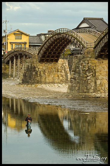 Рыбак у Моста Кинтай-Кьё (Kintai-kyo), Iwakuni, Honshu, Japan