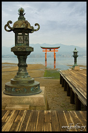 Вид на О-Тории (O-Torii) от Храма Ицукусима (Itsukushima Shrine), Миядзима, Япония