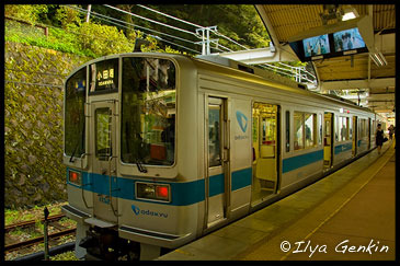 Поезд Hakone Tozan Railway между Одаварой и Хаконэ-Юмото (Hakone-Yumoto), Одавара (Odawara), 小田原, Хаконэ (Hakone), 箱根, Япония (Japan), 日本