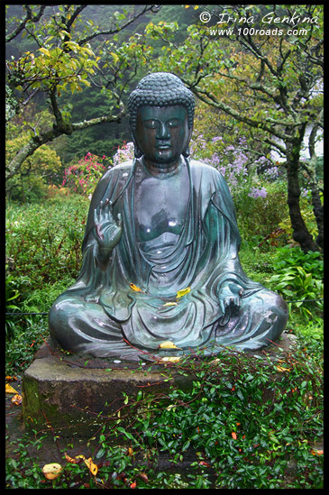 Статуя Будды, A metal statue of Buddha, Храм Токэй-дзи, Tokei-ji, 東慶寺, Камакура, Kamakura, 鎌倉市, Kanagawa Prefecture, Канагава, 神奈川県, Регион Канто, Kanto Region, 関東地方, Хонсю, Honshu Island, 本州, Япония, Japan, 日本