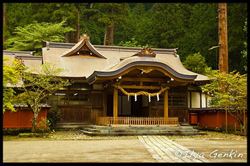 Одно из зданий Часовни Футарасан, Futarasan Jinja, Nikko Futarasan Shrine, 二荒山神社, Никко, Nikko, 日光, Регион Канто, Kanto Region, 関東地方, Хонсю, Honshu Island, 本州, Япония, Japan, 日本