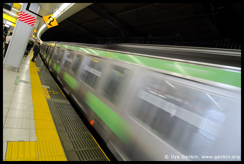 Subway Train Departing from a Platform, Tokyo Subway Train, Tokyo, Kanto Region, Honshu Island, Japan, трэйны/электрички на JR станции