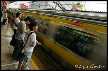 People are Waiting for Subway Train to Arrive to a Platform, Tokyo Subway Train, Tokyo, Kanto Region, Honshu Island, Japan, люди в ожидании электрички на JR станции People are Waiting for Subway Train to Arrive to a Platform, Tokyo Subway Train, Tokyo, Kanto Region, Honshu Island, Japan, люди в ожидании электрички на JR станциии