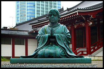 Скульптура перед входом в Главный Зал, Зодзё-дзи, Zojo-Ji Temple, 三縁山増上寺, Токио, Tokyo, 東京, Регион Канто, Kanto Region, 関東地方, Хонсю, Honshu Island, 本州, Япония, Japan, 日本