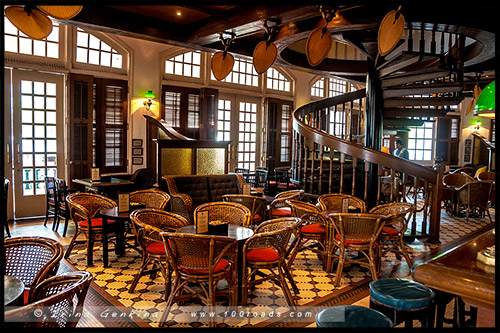 Лонг Бар, Long bar, Отель Раффлз, Raffles Hotel, Сингапур, Singapore