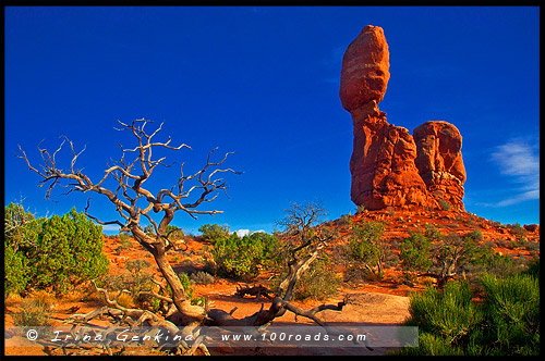 Балансирующий камень, Balanced Rock, Национальный парк Арки, Arches National Park, Юта, Utah, США, USA, Америка, America