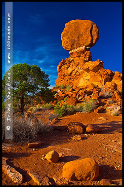 Балансирующий камень, Balanced Rock, Национальный парк Арки, Arches National Park, Юта, Utah, США, USA, Америка, America