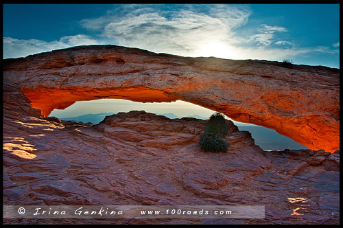 Арка Меса, Mesa Arch, район Остров в небе, Island in the Sky District, Национальный парк Каньонлэндс, Canyonlands National Park, Юта, Utah, США, USA, Америка, America